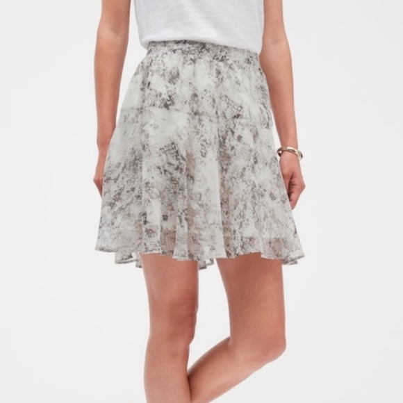 NWT Banana Republic Flare Flowy Snake Skin Gray Mini Skirt Size 6 - Picture 2 of 4